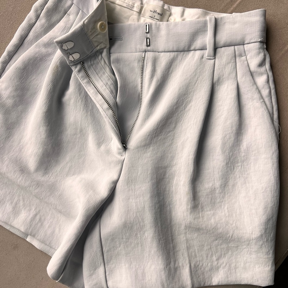 Aritzia effortless shorts SIZE 2 LIKE NEW